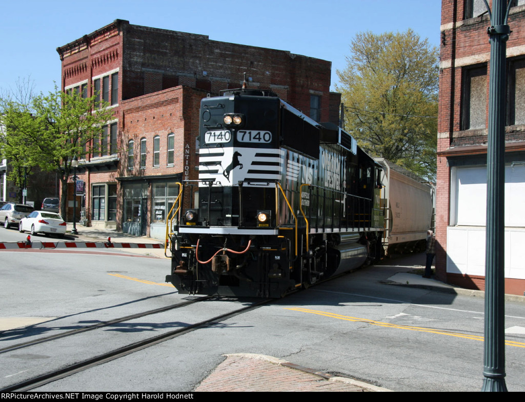 NS 7140 has just run the wye with train PP05 and is ready to head north